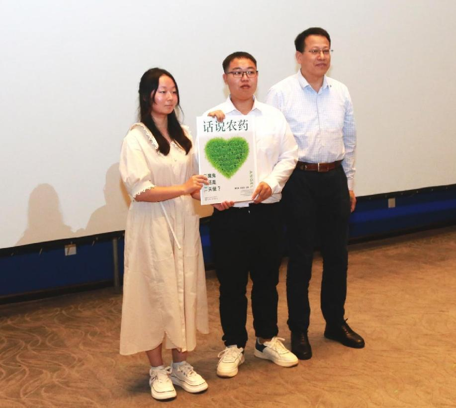 杨光富教授代宋宝安院士向两位学生代表捐赠科普图书