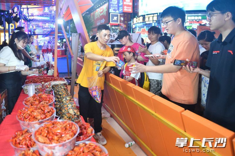 现场各种口味小龙虾免费试吃。