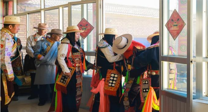 新娘倒退走出房门