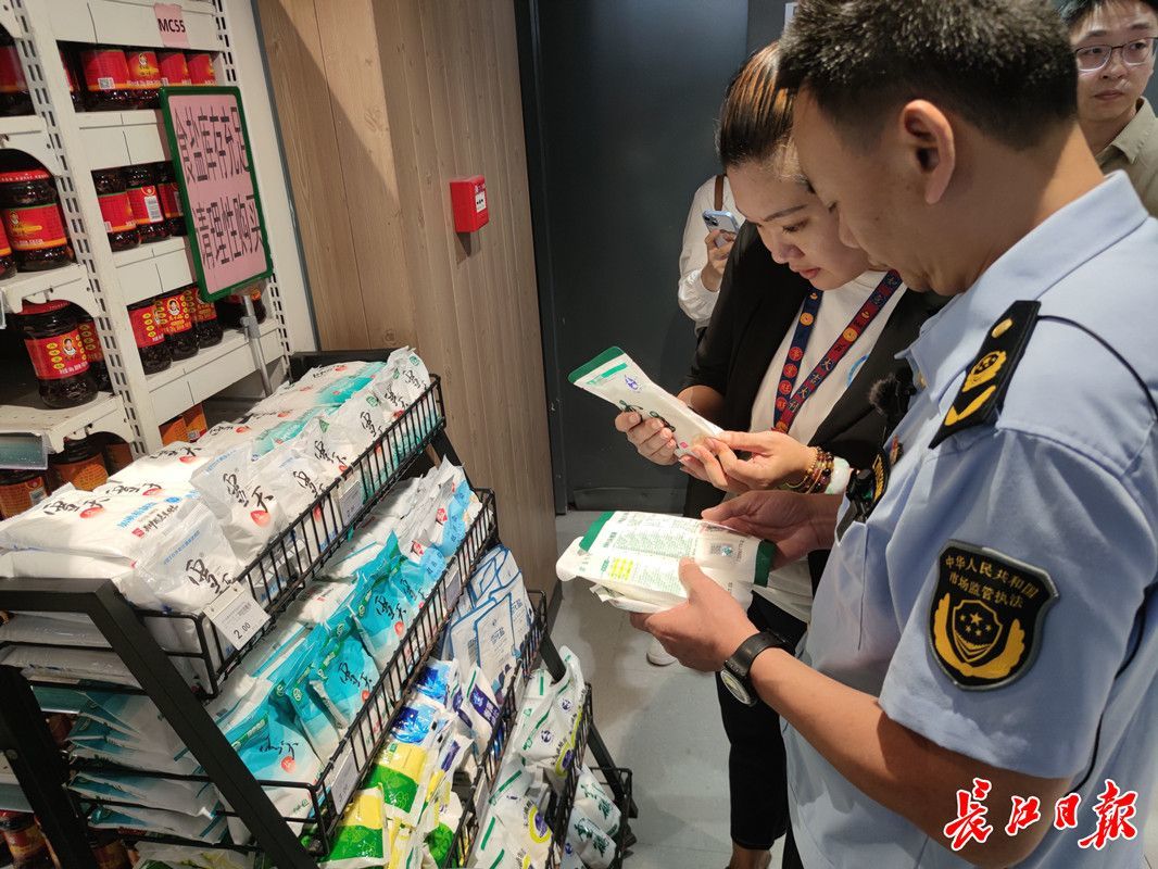 武汉市场监管人员监督检查食用盐供应及价格情况。记者唐煜 摄