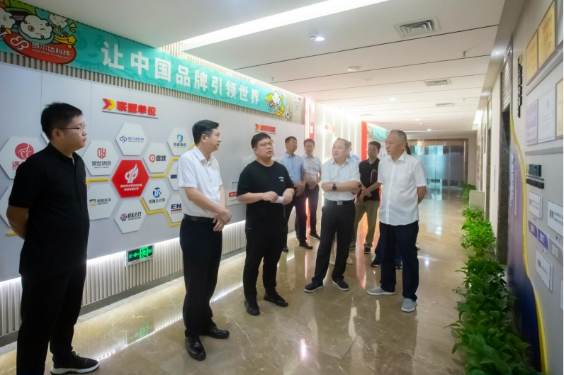 梦尔达科技集团创始人刘善炜为虎荣鑫区长一行讲解品牌发展历程
