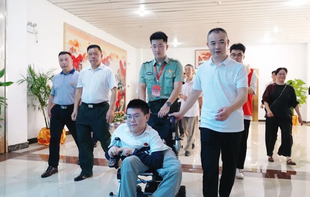 “渐冻”少年廖文杰圆梦南昌理工学院