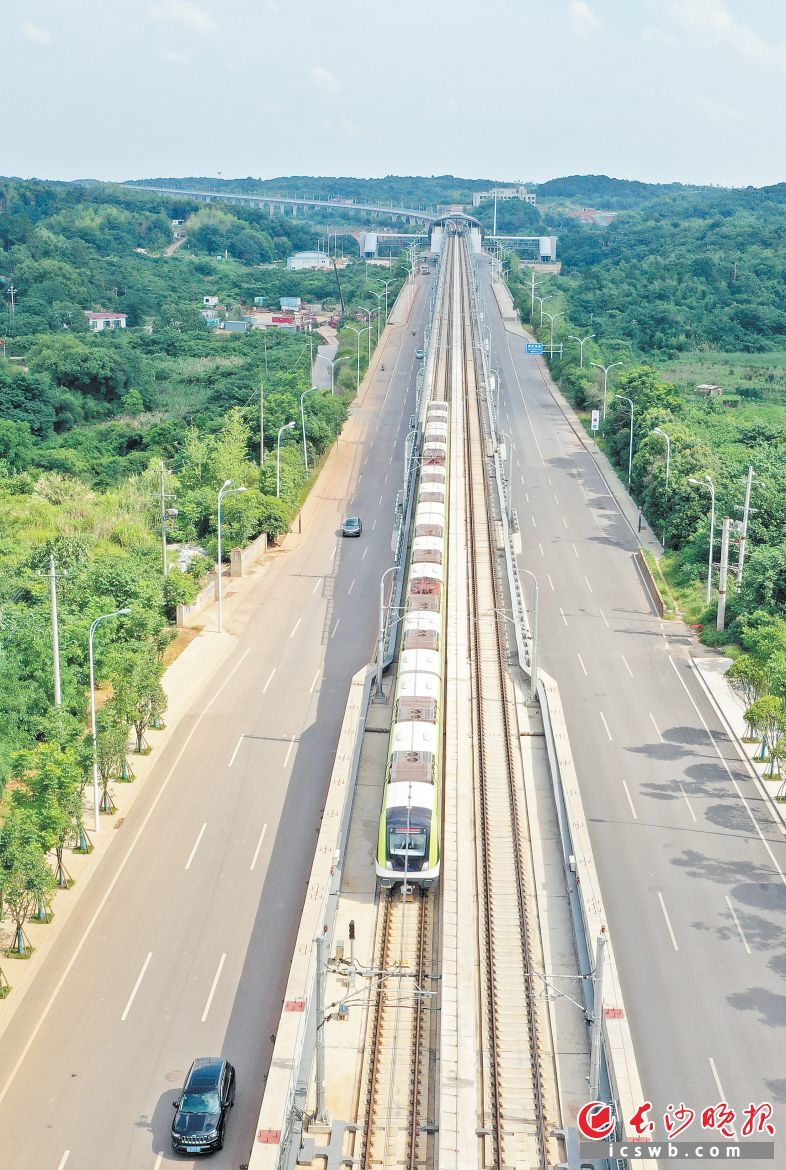 　　長株潭城際軌道交通西環(huán)線一期工程的開通運營，使長沙、湘潭兩地進(jìn)入“地鐵同城”時代。長沙晚報全媒體記者 王志偉 攝