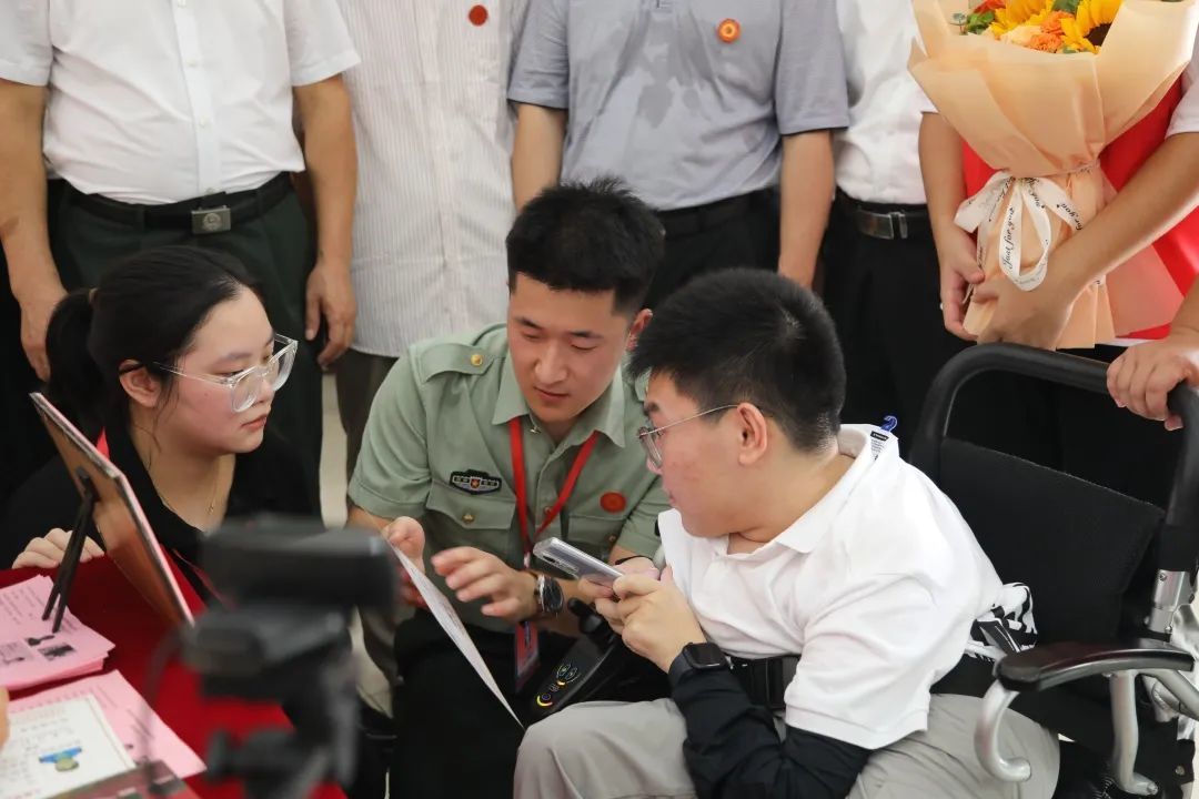 廖文杰通过绿色通道报到