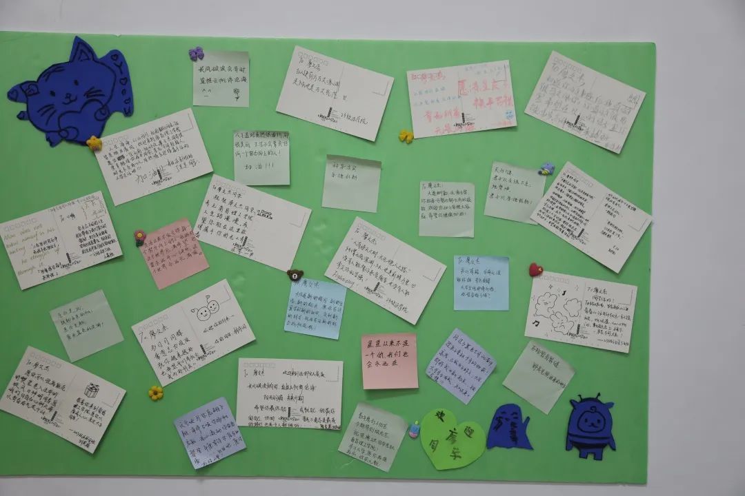 宿舍墙上，贴满了同学们对廖文杰的暖心寄语。