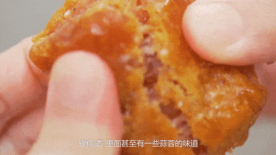 ▲ 鸡仔饼，因为形似雏鸡而得名。（图 | 《老广的 味道》 © ）