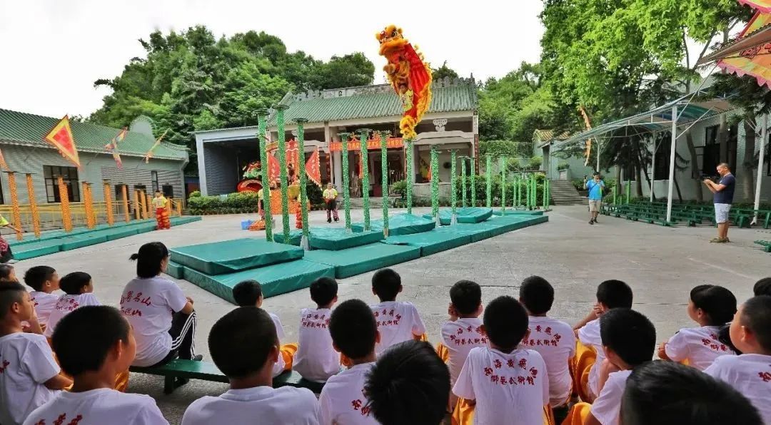 坐落于西樵山下的黄飞鸿狮艺武术馆，这里每天都有舞狮训练及对外展示。