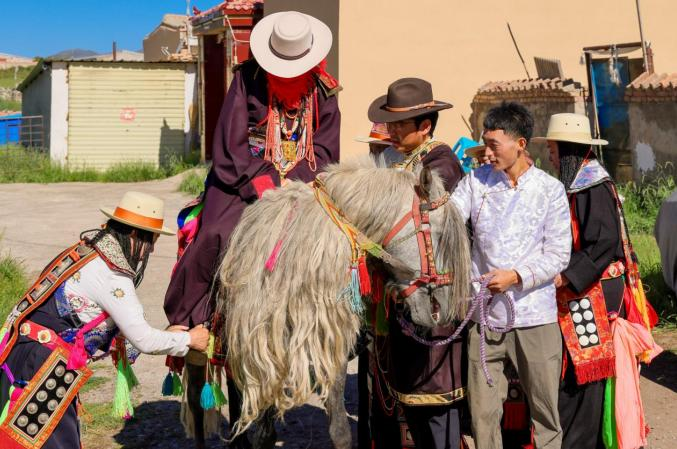 送亲喜客服侍新娘上马