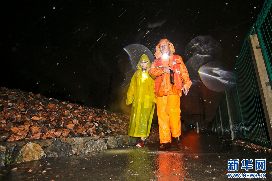 8月26日夜，南阳工务段铁路职工冒雨对线路进行徒步巡检，全面守护铁路安全。