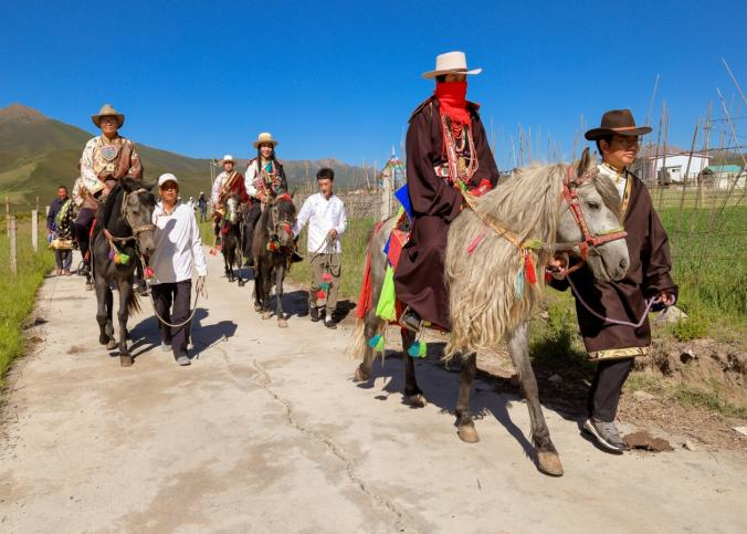 女方送亲队伍前往男方家的路上