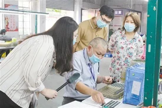 江海基层立法联系点调研组到礼乐扶贫工作坊实地了解群众需求 陈婵 曾梓欣 摄