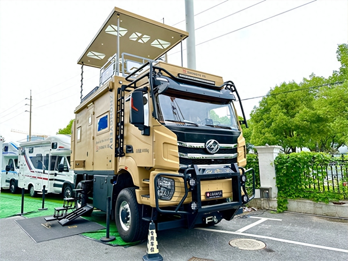 重野上汽红岩x5升顶四驱房车