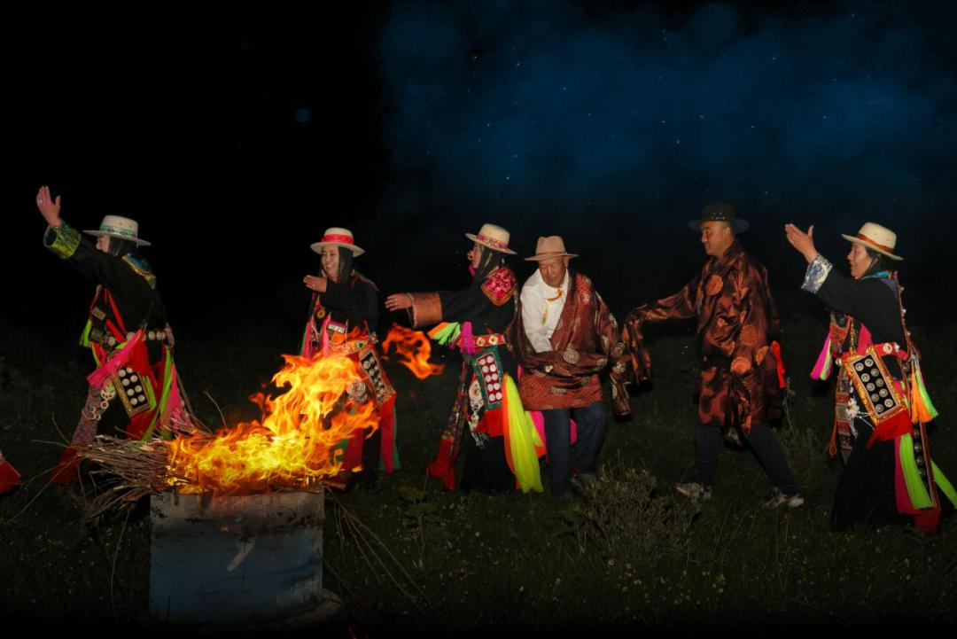 晚上男方家点燃篝火,大家锅庄舞、喝酒和唱歌。