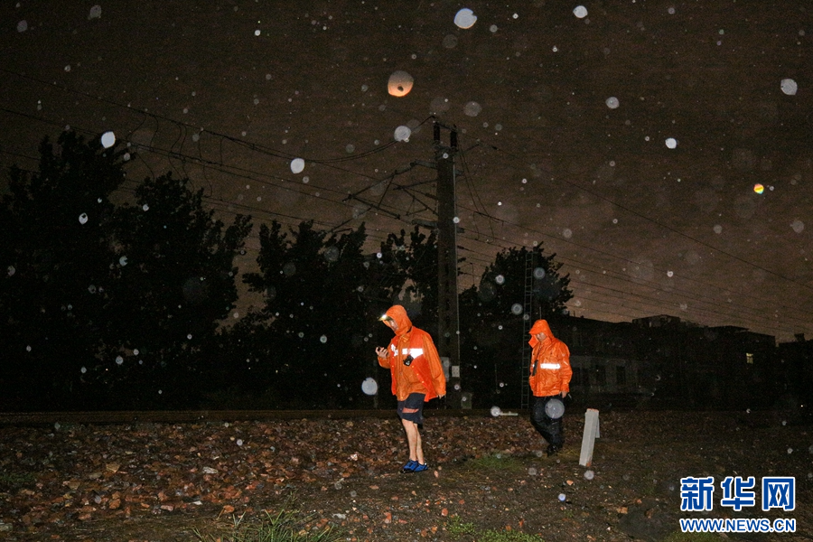 8月26日夜，南阳工务段铁路职工冒雨对线路进行徒步巡检，全面守护铁路安全。