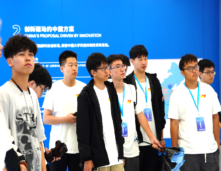 参观中国西部科技创新港数字展厅