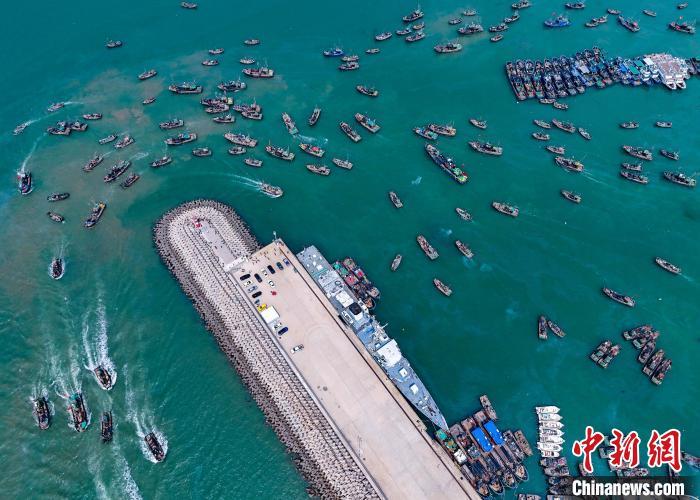 在山东日照张家台码头,渔船争“鲜”出海。(无人机照片)张明慷 摄