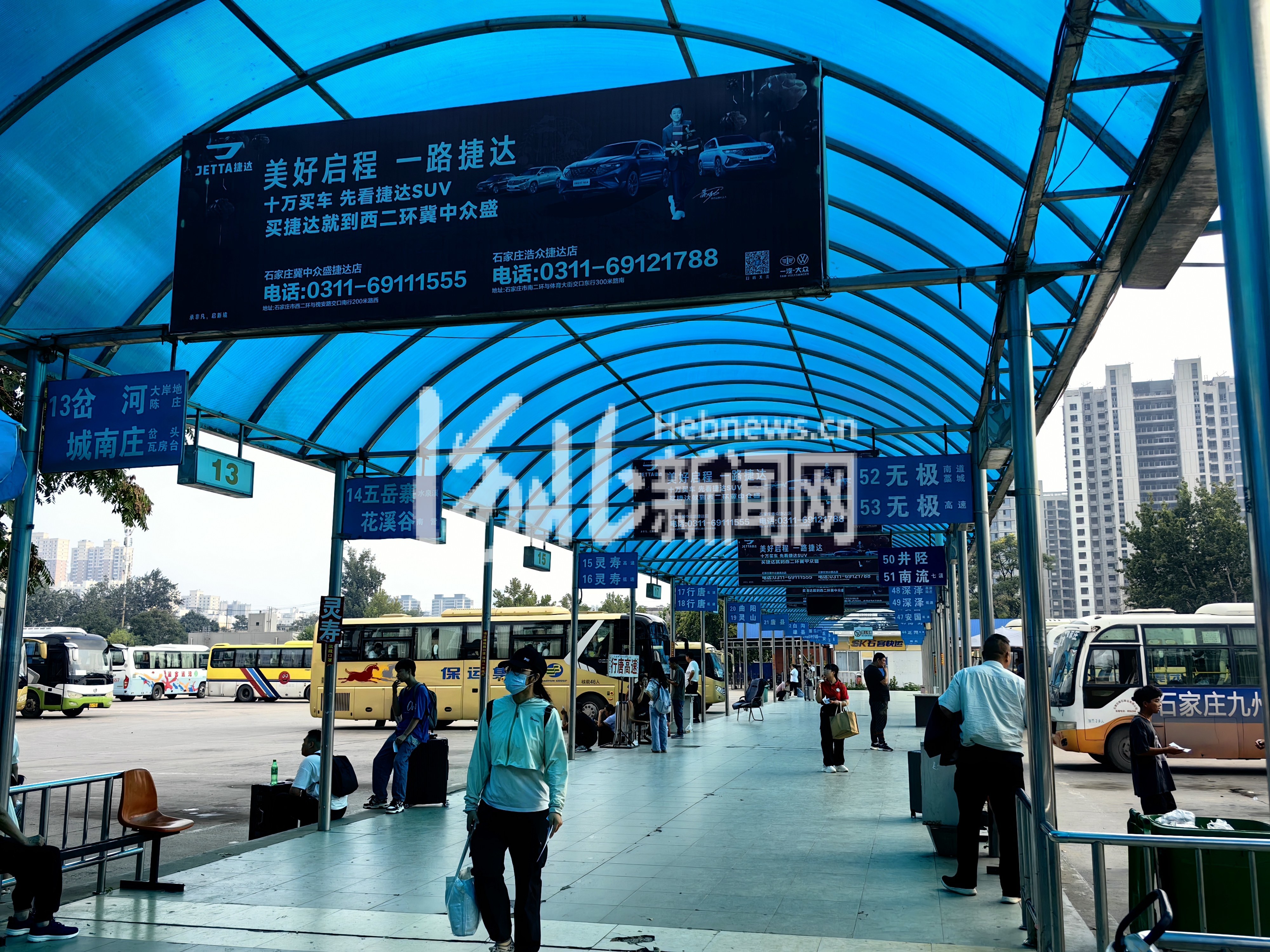 旅客在站台候车。（袁欣悦/摄）