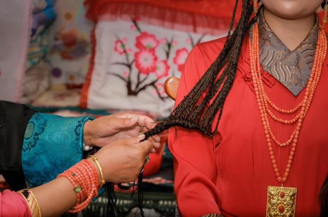 将新娘发辫整理后准备装入发套