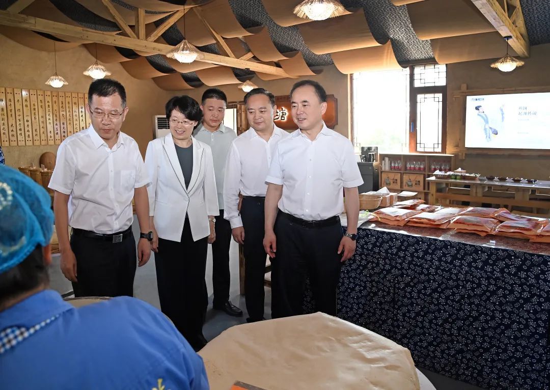 耿集草莓产学研科技示范园大力开展脱毒种苗的研发和培育,形成了草莓