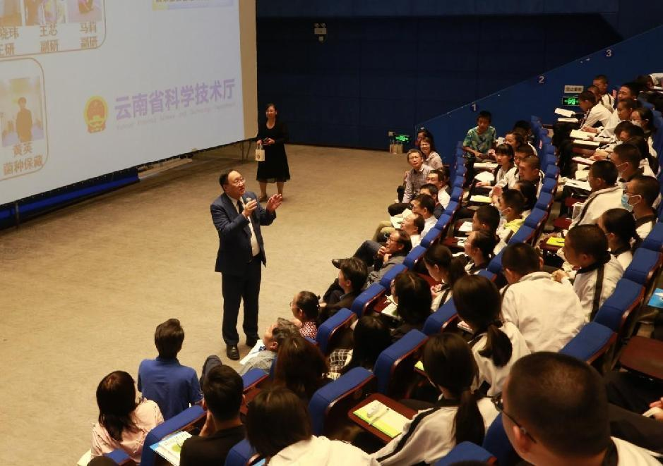 康乐院士在解答学生提问