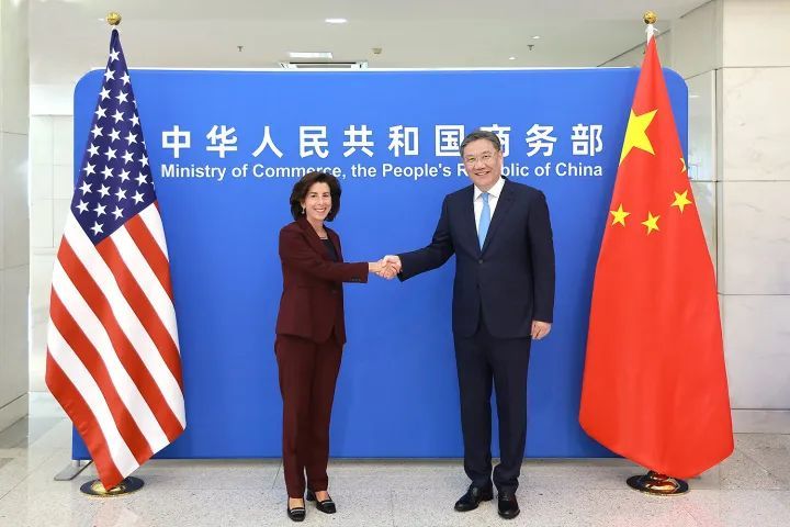 王文涛与雷蒙多举行会谈，中美双方成立了一个工作组，由中美副部长级和司局级的政府官员组成，并有企业代表参加，以寻求解决具体商业问题的办法。 图源：商务部新闻办公室
