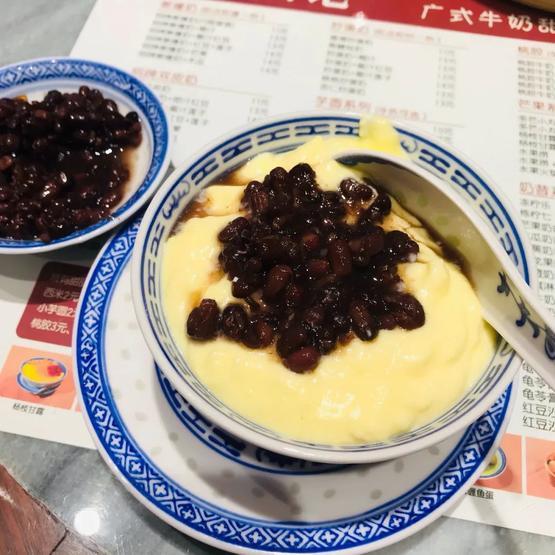 放了红豆点缀的凤凰炒奶糊 | 图虫创意