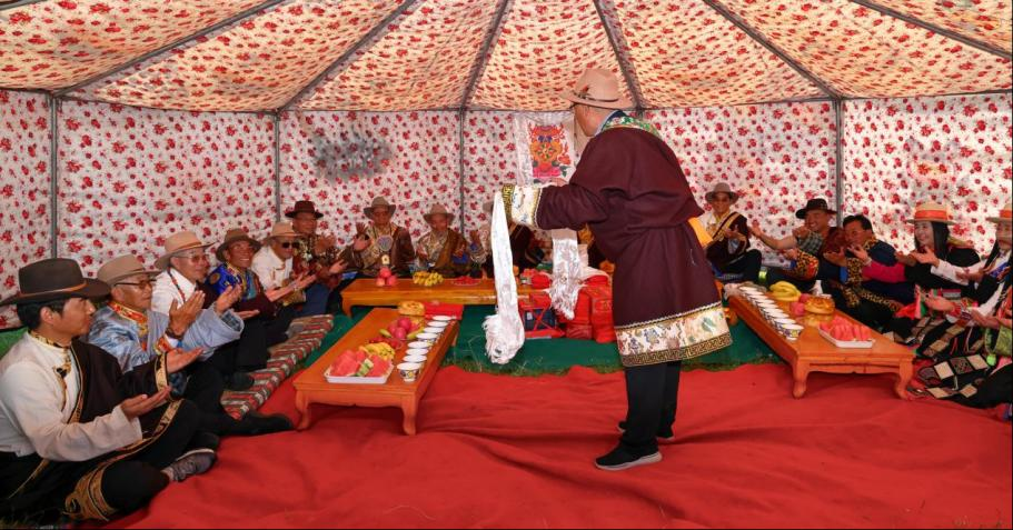 进行觉热仪式,男方大东致词向喜客问候。