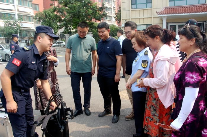 天桥区举办许亮应急救援志愿服务分队授旗仪式