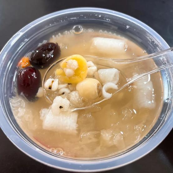 五果汤中的白果和鹌鹑蛋 | 作者 拍摄