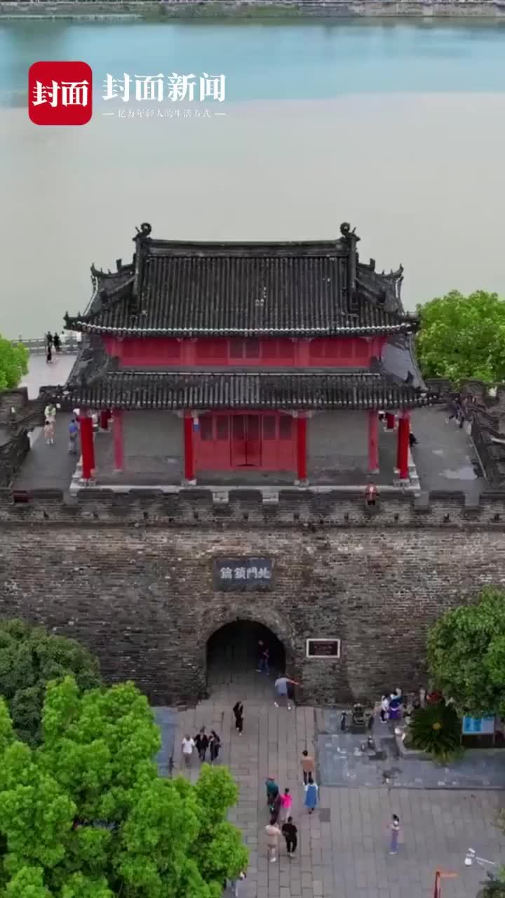 拍客｜降雨后汉江一半碧绿一半浊黄 呈“泾渭分明”景观