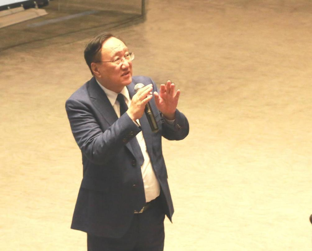 康乐院士在解答学生提问