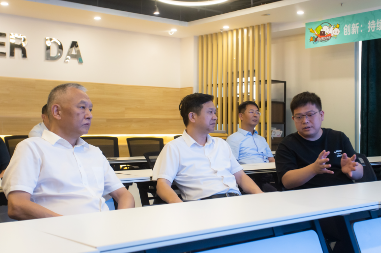 梦尔达科技集团创始人刘善炜向虎荣鑫区长一行进行工作汇报