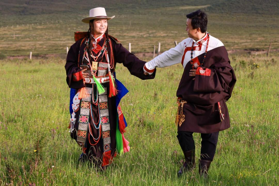 图为新郎安国磊、新娘蒋阳茂措(华锐藏族婚俗省级代表性传承人张拉先外孙女)在草原上散步