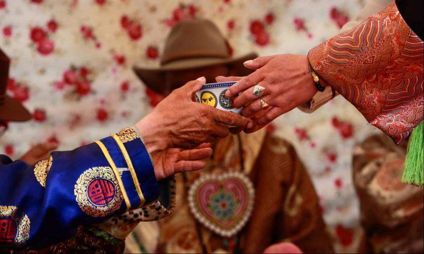 喜客依次列坐后东家为喜客倒茶