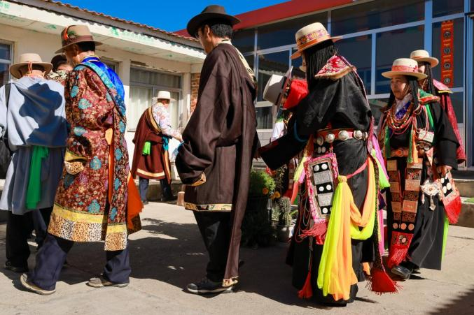 新娘及送亲喜客绕桑炉,寓意吉祥如意。