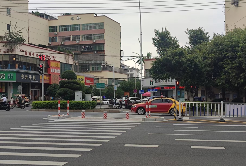 赣州安居小区客家大道红绿灯车辆调头存在盲区 安全岛石墩被撞坏多次