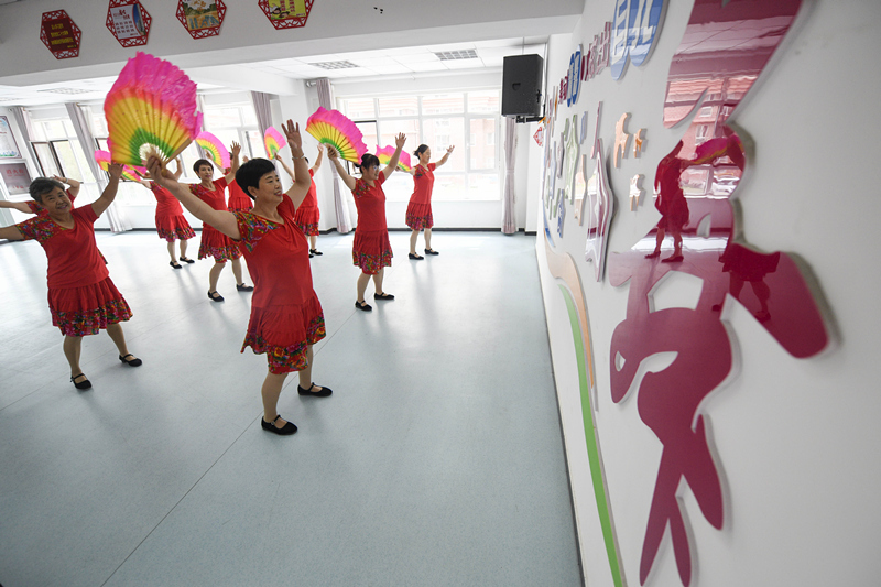 8月27日，在双滦区一家日间照料服务站，老人们在跳舞。新华社发（王立群摄）