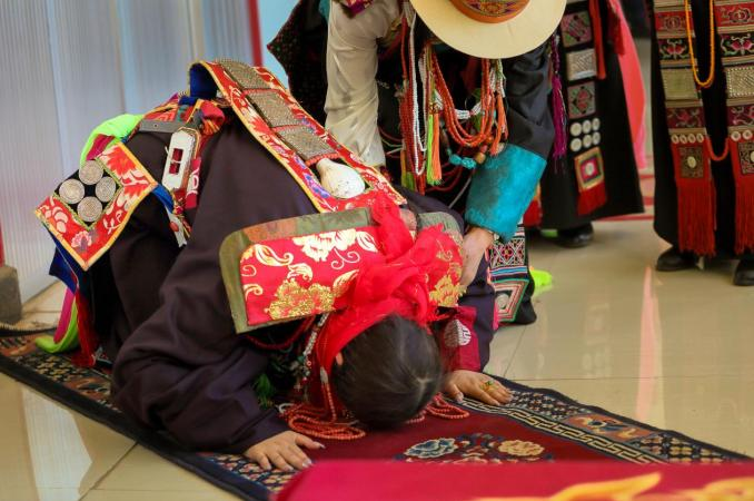 新娘磕头拜家神