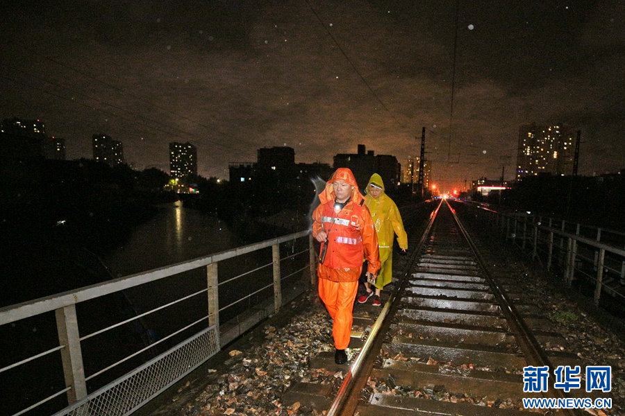 8月26日夜，南阳工务段铁路职工冒雨对线路进行徒步巡检，全面守护铁路安全。