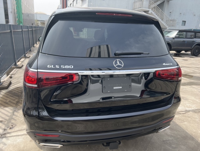 配置:2022款美规奔驰gls580 黑车黑内 选配: 22轮 全景天窗 da2驾驶员