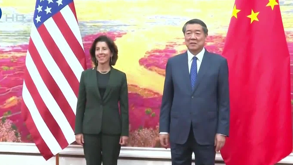 国务院副总理何立峰同美商务部长雷蒙多会谈