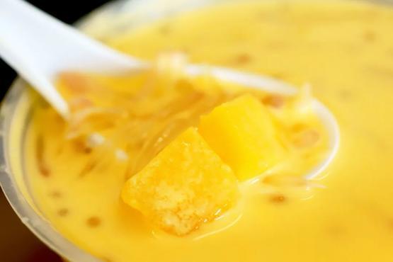 层次丰富的杨枝甘露 | flickr Kyle Lam