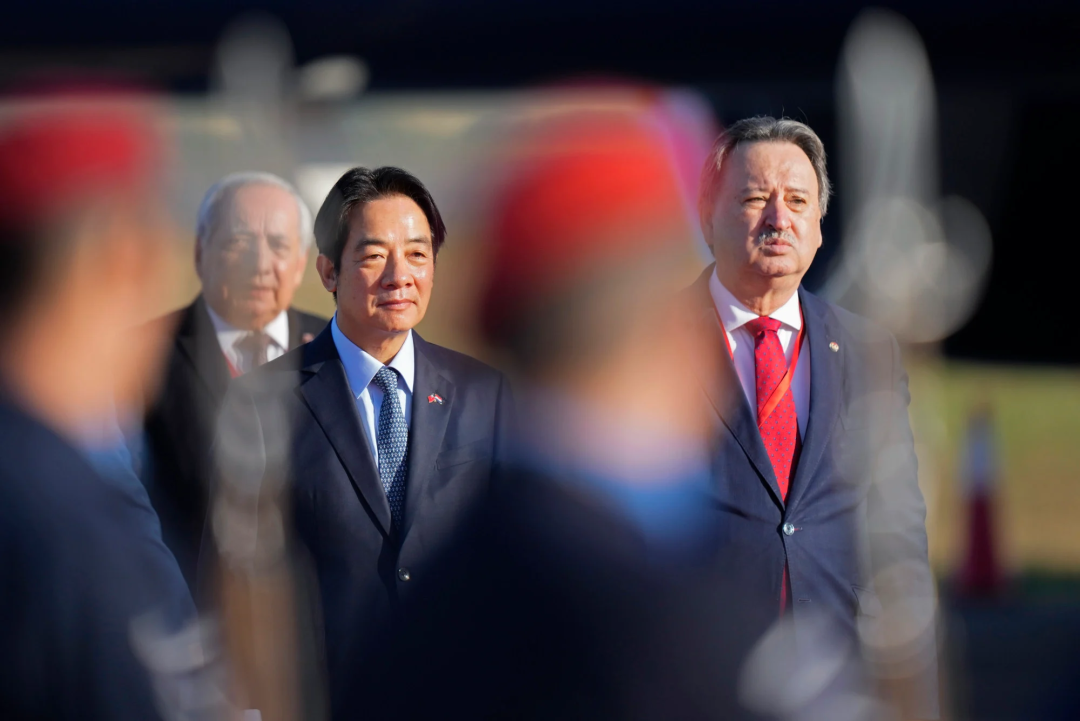 赖清德（左）与巴拉圭外交部副部长劳尔&middot;西尔韦罗抵达南美国家，期间曾窜访美国。图源：美联社