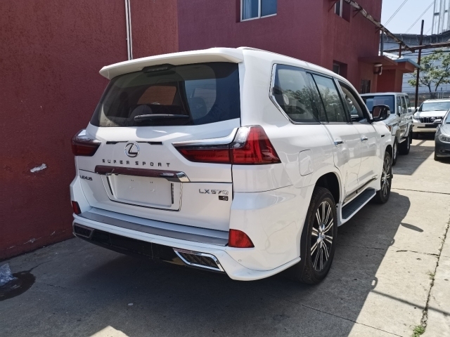 2021款雷克萨斯lx 570超级运动版在外观和内饰上的改动尤为明显,前