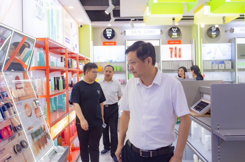 虎荣鑫区长一行参观梦尔达科技集团产品展厅