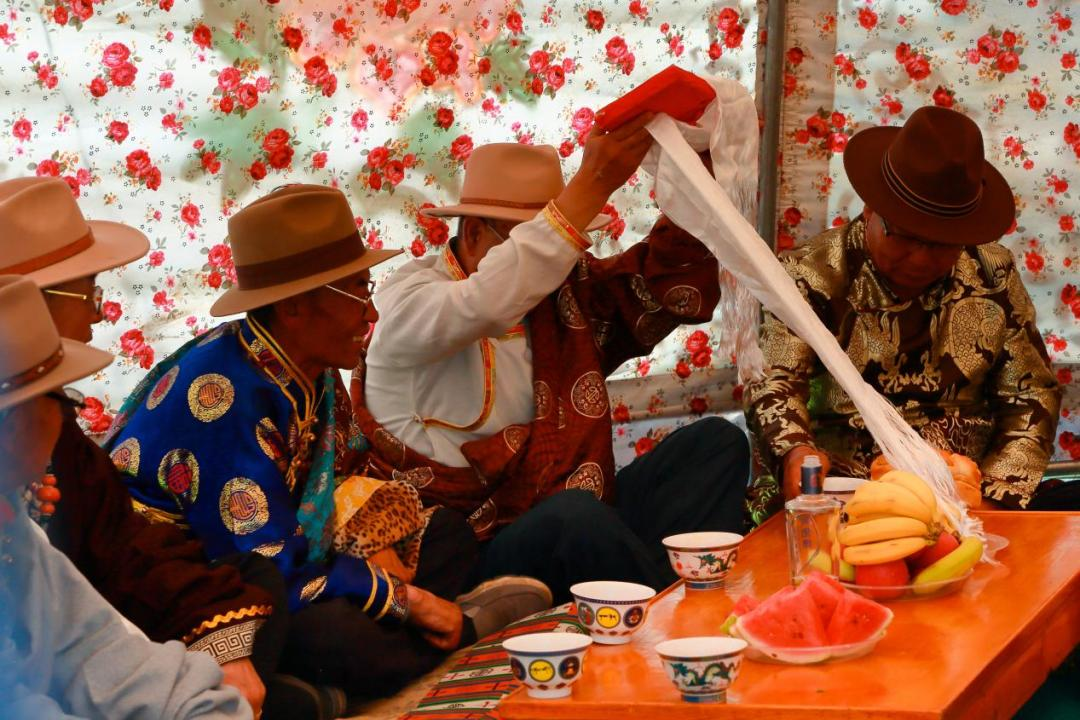 大东代表男方家向喜客赠送礼品