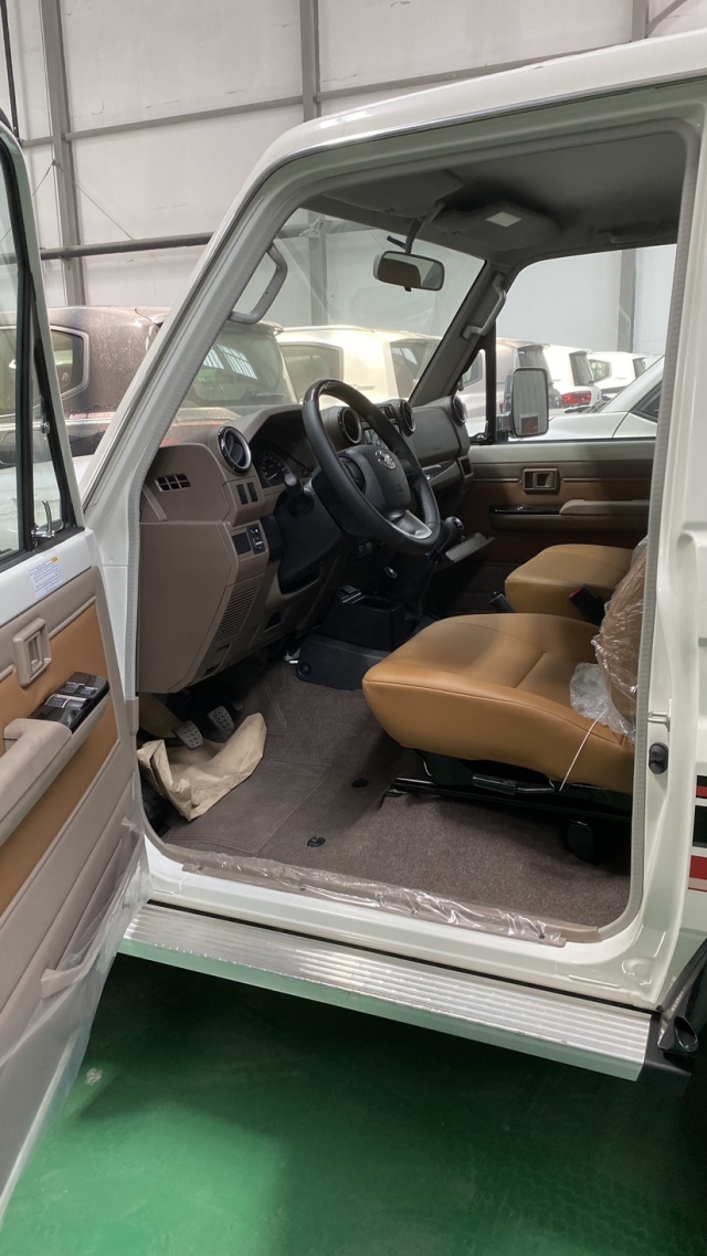 lc71白/棕皮革 16寸合金轮 绞盘 双差 toyota中网 桃木内饰陕西天宝轩