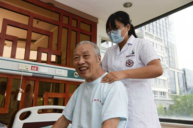 8月27日，在双滦区一家医养综合体，理疗师为老人推拿。