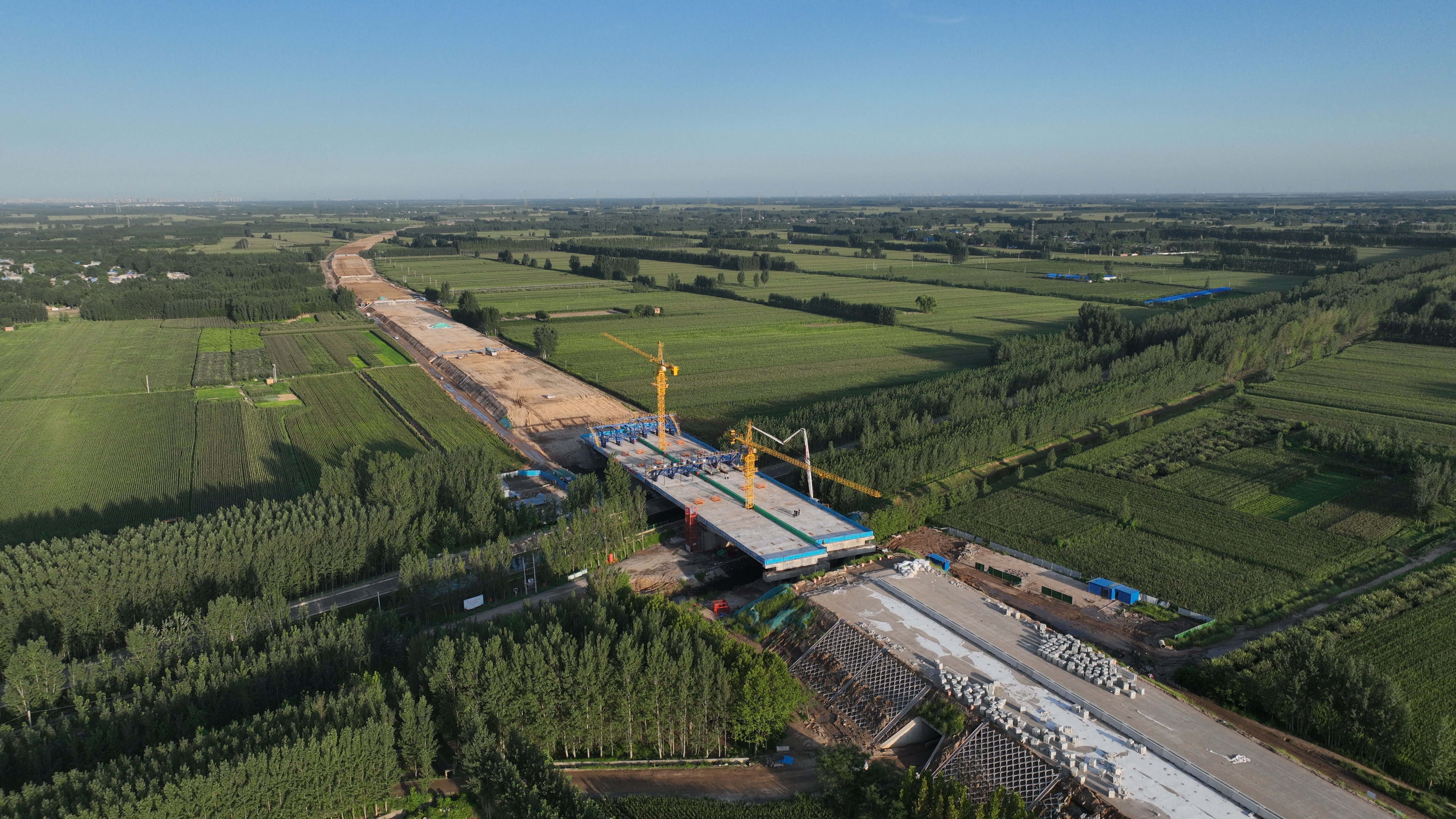 石衡高速军齐干渠顺利合龙