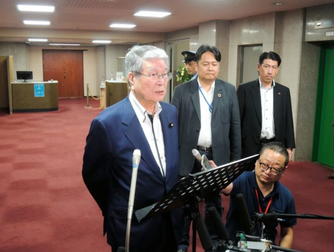 当地时间8月31日，日本农林水产大臣野村哲郎为此前“核污染水”称呼道歉 图源：日本《朝日新闻》